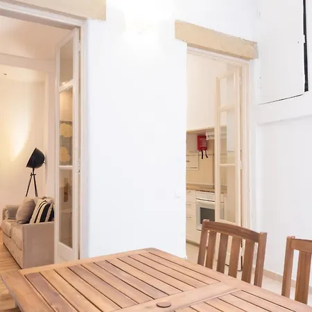 דירה With Terrace By Lovelystay
